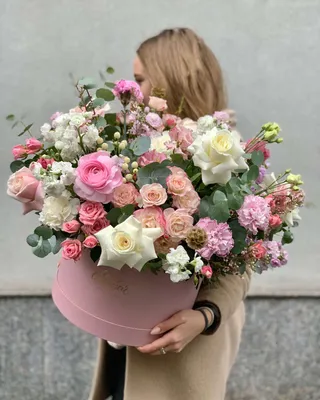 Сиреневая коробка Мамочке с нежными цветами | доставка по Москве и области