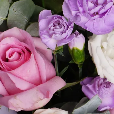 Цветы в конверте «Нежные чувства» из эустом, кустовых пионовидных роз,  хлопка - интернет-магазин «Funburg.ru»