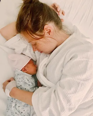 Картинка с новорожденной дочкой - поздравляйте бесплатно на otkritochka.net