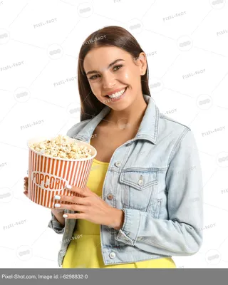 Женщина с попкорном, сидя на диване, наблюдая за что-то страшное, во время  еды попкорн и был страшно Стоковое Фото - изображение насчитывающей  взволнованность, страшно: 173423256
