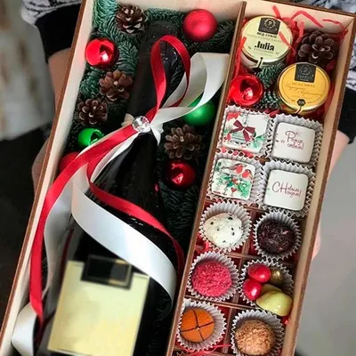 Еловый набор с конфетами Еловый набор с шоколадными конфетами, с тремя  баночками меда и новогодним декором