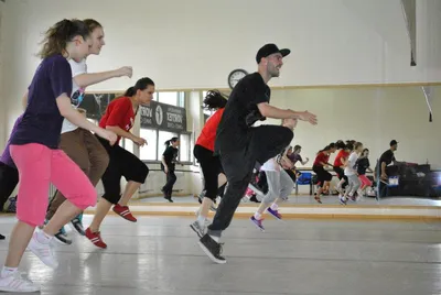 Teen Dance Fam. Hip-Hop Мастер-класс по хип-хопу для начинающих Культурный  центр «Меридиан»
