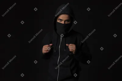 Фото Хакер с закрытым лицом стоит в темноте со сложенными руками