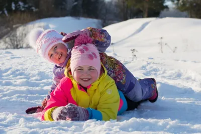 Семья На Прогулке В Зимнем Снежном Лесу Играет В Снежки — стоковые  фотографии и другие картинки Бегать - iStock