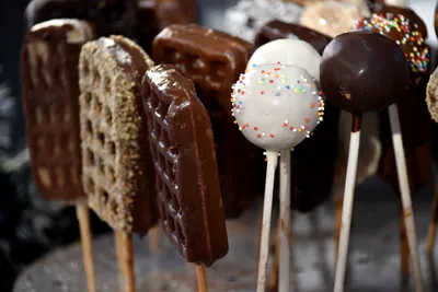 сладкая еда фоновый шоколад конфеты и другие сладости Стоковое Изображение  - изображение насчитывающей сладость, засорением: 216001661