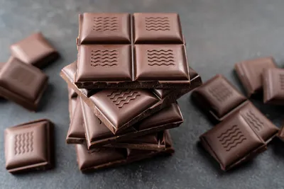 шоколадные батончики и набор. сладкий коричневый шоколад конфеты вкусный.  вкусный сахарный шоколад Иллюстрация штока - иллюстрации насчитывающей  лакомка, ворох: 215995297