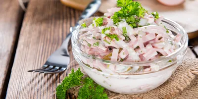 10 сытных салатов с ветчиной, которые хочется попробовать - Лайфхакер