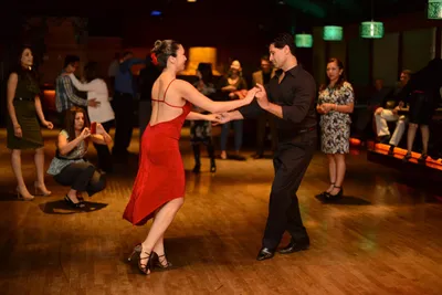 Salsa dancing | Salsa dansen, Dansen, Bachata