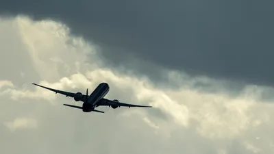 Россиянин попытался открыть в воздухе дверь летевшего из Таиланда самолета  - Газета.Ru | Новости