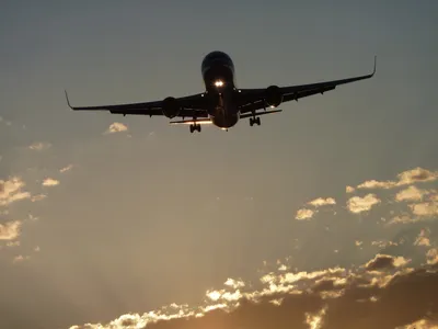 Пассажирский самолет на фоне пасмурного облачного неба Stock-Foto | Adobe  Stock