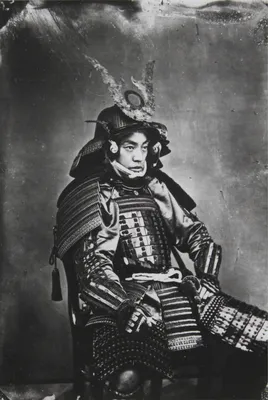 японский самурай в доспехах на белом фоне. традиционная японская броня  Стоковое Фото - изображение насчитывающей воинско, люди: 219077142