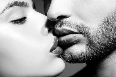 Чувственный поцелуй молодая пара занимается любовью целует влюбленных  страстно целуется | Премиум Фото