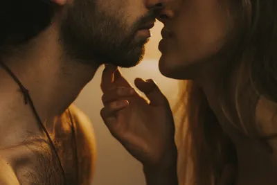 Самые горячие поцелуи из клипов | Новое Радио | Дзен
