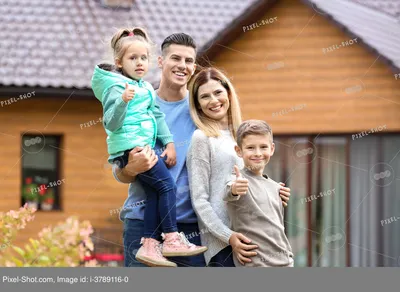 Счастливая семья в сработанности Стоковое Фото - изображение насчитывающей  ребенок, люди: 100529416