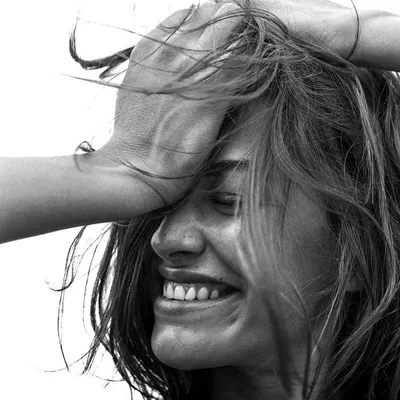 Счастливая Женщина Стоящая Спиной На Закате В Природе — стоковые фотографии  и другие картинки Женщины - iStock
