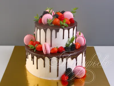 Ягодный торт с макарунами 02084319 стоимостью 11 900 рублей - торты на  заказ ПРЕМИУМ-класса от КП «Алтуфьево»