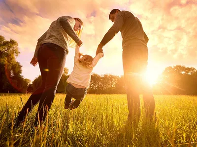 Счастливая семья: Мать, отец, дети, сын и дочь на природе на закате  Стоковое Изображение - изображение насчитывающей смех, папа: 197439877