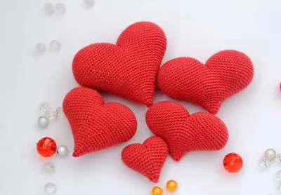 Почему валентинки делают в форме сердца, а мы так любим украшения с этим  символом | Glamour