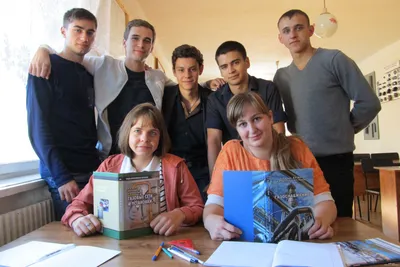 Групповая сессия в школьном классе со всеми студентами, работающими вместе  Стоковое Изображение - изображение насчитывающей германия, зрачок: 161714429