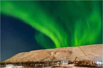 Картинки исландия, северное сияние, красота, гора, вулкан, kirkjufell,  снег, небо, звезды, ночь, эффекто,чудесно, эффектно - обои 1366x768,  картинка №166072