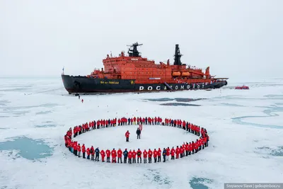 Первая в мире ледостойкая платформа «Северный полюс» вышла в рейс
