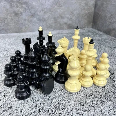 Комплект пластиковых шахматных фигур Айвенго, высота короля 10,5 в СПб