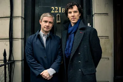 Обои на рабочий стол Третий сезон сериала Sherlock / Шерлок, персонажи  Sherlock Holmes / Шерлок Холмс и Dr John Watson / Доктор Джон Ватсон у  двери 221В, обои для рабочего стола, скачать