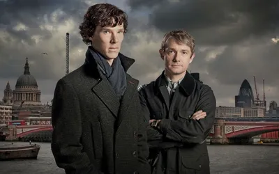 Обои на рабочий стол Сериал Sherlock / Шерлок, персонажи Sherlock Holmes /  Шерлок Холмс и Dr John Watson / Доктор Джон Ватсон на фоне пасмурного  Лондона / London, обои для рабочего стола,