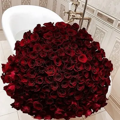 Букет цветов Хлоя XXL с пионовидными розами Мисти Бабблс в шляпной коробке  купить с доставкой в Москве