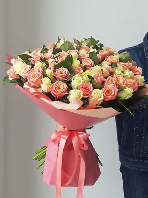 Кустовая пионовидная роза \"Джульетта\" в сочетании с белой классической  розой: купить красивый букет цветов с доставкой в Риге