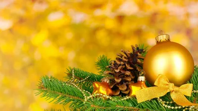 Скачать обои желтый, фон, праздник, шары, обои, игрушки, елка, новый год,  раздел новый год в разрешении 1366x768 | Рождественские обои, Новый год,  Праздник