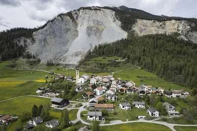 В Швейцарии готовятся к крупному горному обвалу — на его пути находится  деревня — Сноб