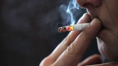 Строка сигарет на столе стоковое фото. изображение насчитывающей никотин -  178112230