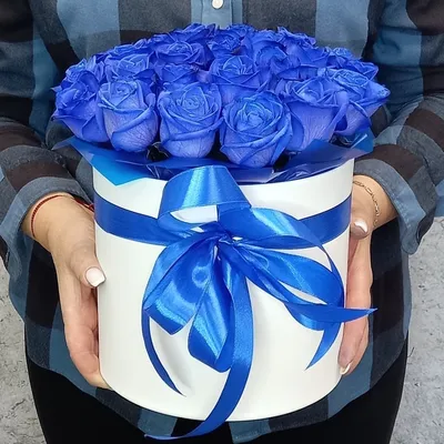Синие розы в белой шляпной коробке (25 шт) за 10890р. Позиция № 1040