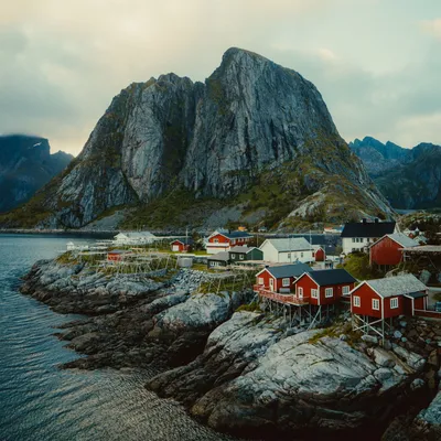Скачать 3415x3415 дома, гора, побережье, вид сверху, пейзаж, норвегия, скандинавия  обои, картинки ipad pro 12.9\" retina for parallax