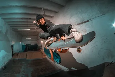 силуэт фигуриста катающегося на скейтборде в хаф пайпе в скейт парке в  лиссабоне Фото Фон И картинка для бесплатной загрузки - Pngtree