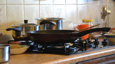 Доставка горячих сковородок заказать на дом в Одессе.