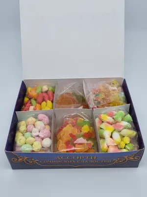 много красочных конфет и сладостей на столе. фотография со склада  Редакционное Стоковое Фото - изображение насчитывающей шоколад,  изображение: 221172213