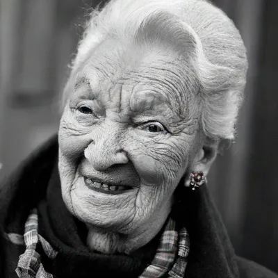 Смешные Бабушки Portraitsgranny Модель На Цветном Фоне — стоковые  фотографии и другие картинки Регги - iStock