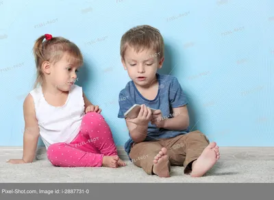 Милые смешные дети сидят на ковре с планшетным компьютером :: Стоковая  фотография :: Pixel-Shot Studio
