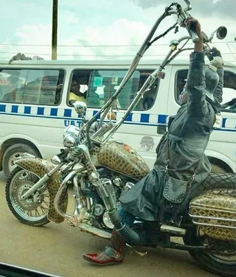 Смешной человек при шлем ехать мотоцикл Стоковое Фото - изображение  насчитывающей водитель, мотовелосипед: 123010192