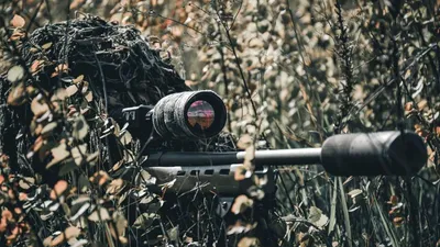 Снайпер изолирован на белом фоне | Премиум Фото