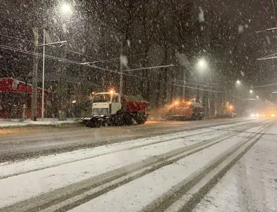 Ночной снегопад завалил загородные трассы Красноярского края