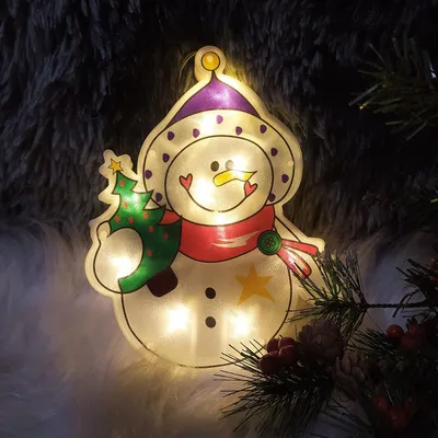 Милый снеговик, держащий свечу, смотрящий зимой в окно дома Иллюстрация  штока - иллюстрации насчитывающей дом, мило: 264747014