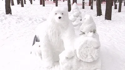 Белый медведь, кит и пингвины: в одинцовском дворе появились снежные фигуры