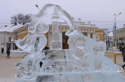 В Александрове на набережной реки Серая появились снежные фигуры медведя и  Емели на печке