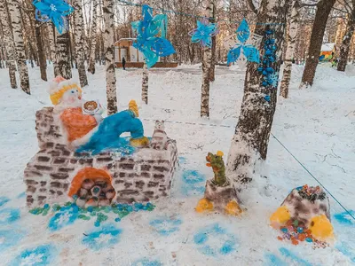 С наступлением зимы дети начали лепить снежные фигуры у своих школ —  Бобруйский новостной портал Bobrlife