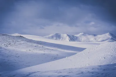 снежные горы в солнечный день. трассы эльбрус. снег в горах. солнечный день  в горах Стоковое Фото - изображение насчитывающей отслеживать, курорт:  215491006