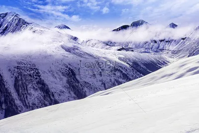 вид снежных гор в лыжном районе Шмиттен в Зелле. на заднем плане красивое  небо с облаками Стоковое Фото - изображение насчитывающей облака, небо:  259602226