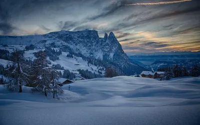 Красивый вид снежных гор, спорт зимы Стоковое Фото - изображение  насчитывающей сезон, пик: 136737356